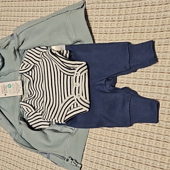 Carters 3 Piece NWT Whale Zip up Hoodie Jogger and Onesie - Picture 2 of 7